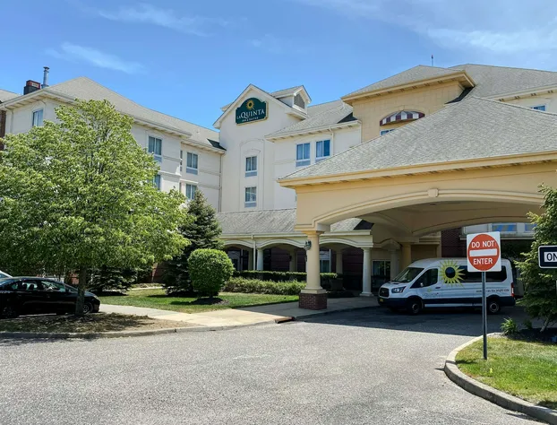 La Quinta Inn & Suites by Wyndham Islip - MacArthur Airport hotel detail image 3