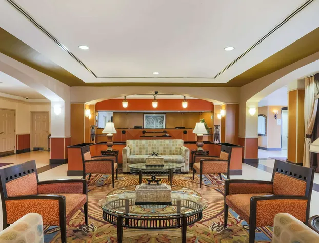 La Quinta Inn & Suites by Wyndham Islip - MacArthur Airport hotel detail image 4