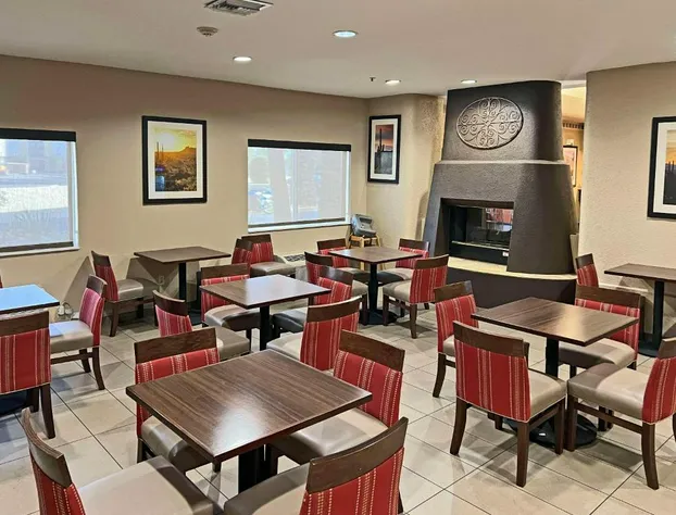 Comfort Suites Peoria Sports Complex hotel detail image 2