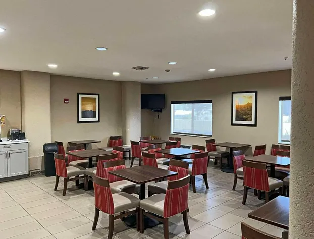 Comfort Suites Peoria Sports Complex hotel detail image 3