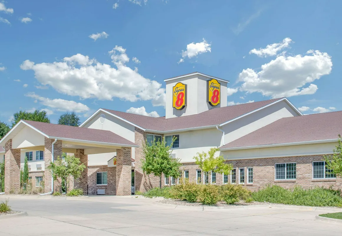Super 8 by Wyndham Cedar Falls IA - University hotel hero