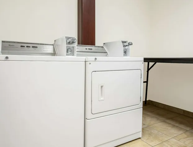 Super 8 by Wyndham Cedar Falls IA - University hotel detail image 2