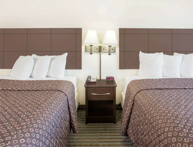 Super 8 by Wyndham Cedar Falls IA - University hotel detail image 3