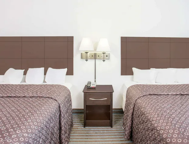 Super 8 by Wyndham Cedar Falls IA - University hotel detail image 4