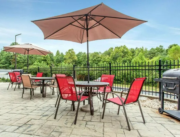 Comfort Suites Clinton near Presbyterian College hotel detail image 2