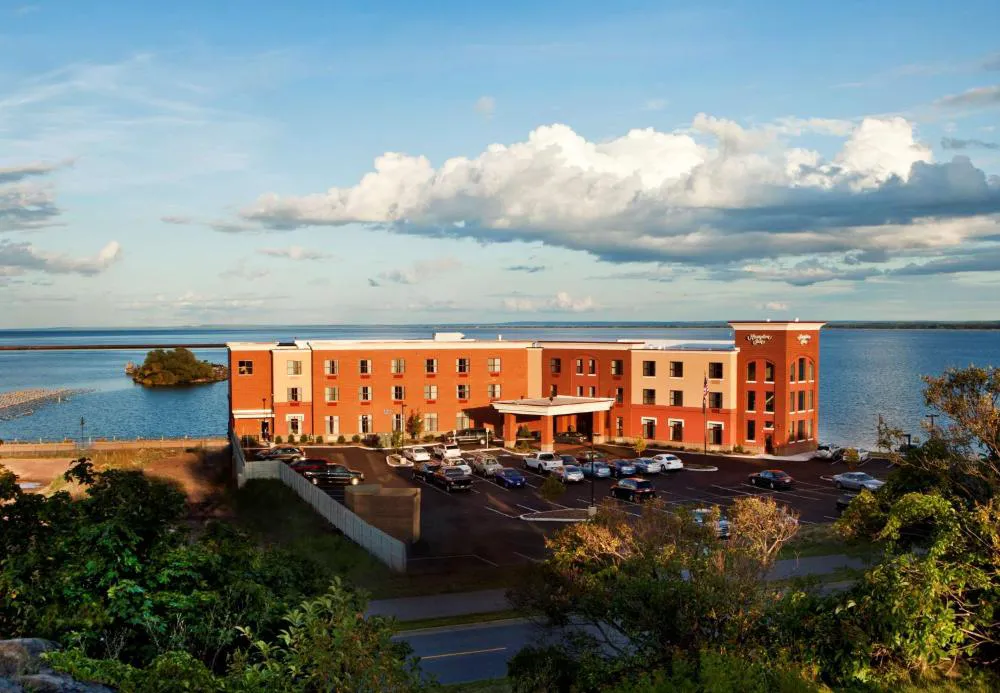 Hampton Inn Marquette/Waterfront hotel hero