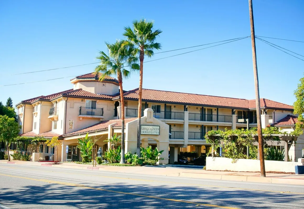 Lamplighter Inn & Suites hotel hero
