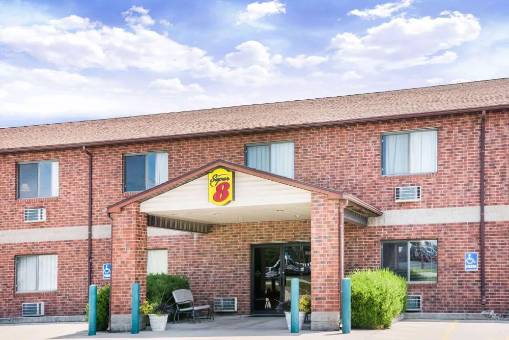 Super 8 by Wyndham Chanute hotel hero