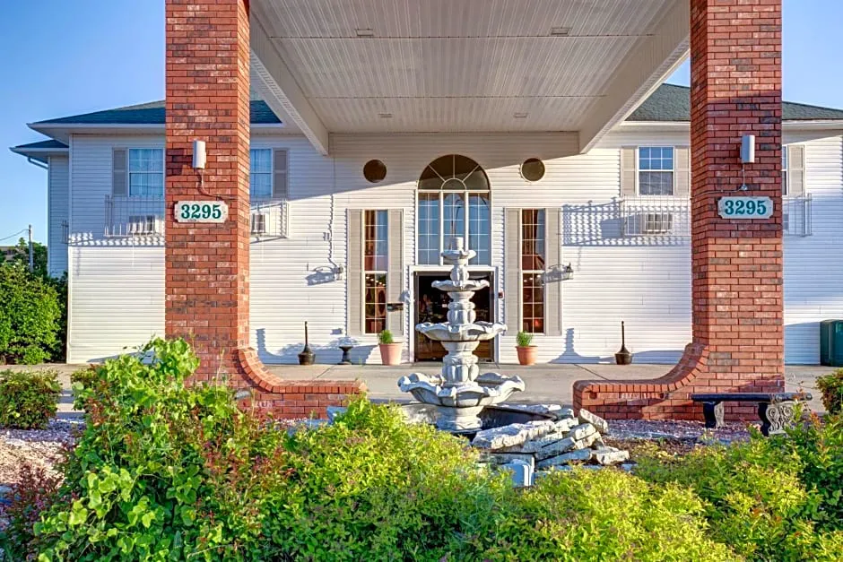 Howard Johnson by Wyndham Branson Theatre District hotel hero