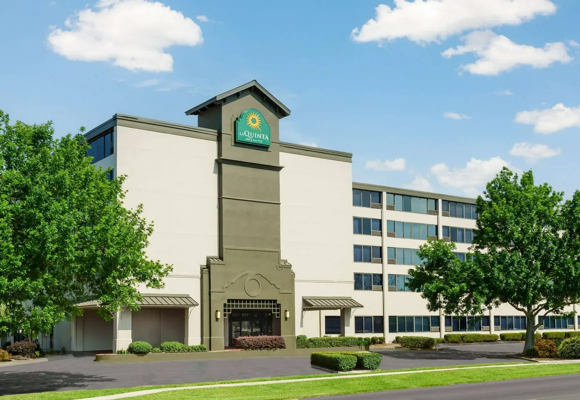 La Quinta Inn & Suites by Wyndham New Orleans Airport hotel hero