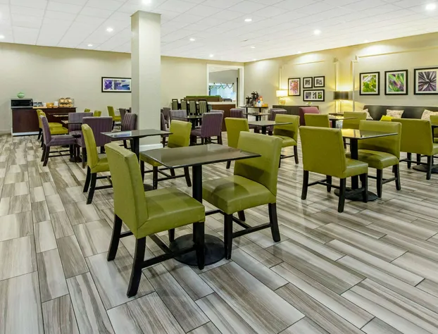 La Quinta Inn & Suites by Wyndham New Orleans Airport hotel detail image 3