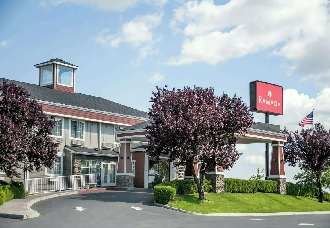Ramada by Wyndham Moses Lake hotel hero