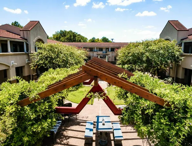 Vineyard Court Designer Suites Hotel hotel detail image 4