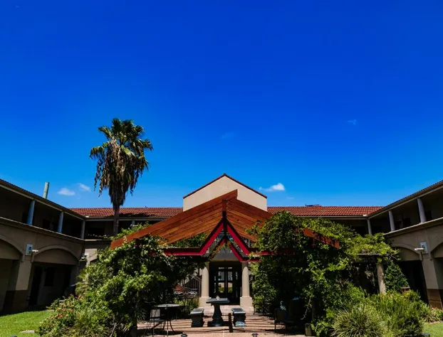 Vineyard Court Designer Suites Hotel hotel detail image 3