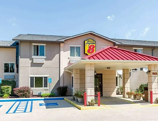 Super 8 by Wyndham Bloomington University Area hotel detail image 4