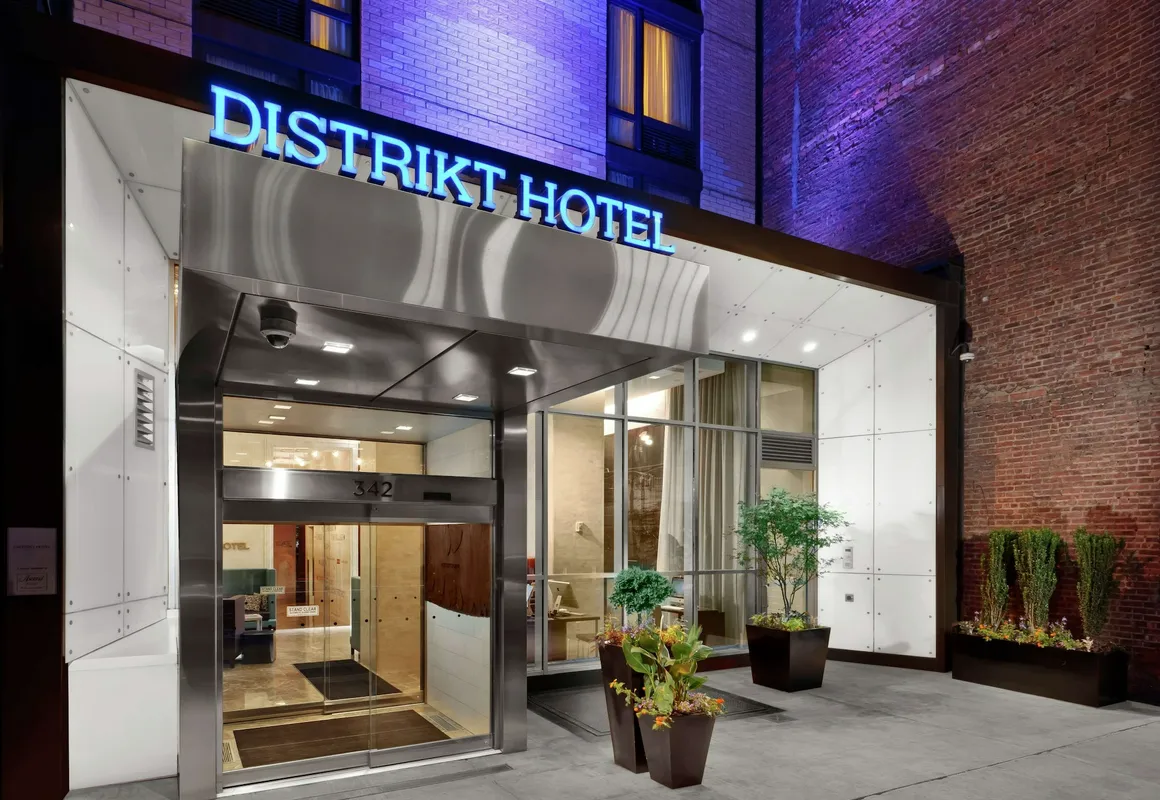 Distrikt Hotel New York City, Tapestry Collection by Hilton hotel hero
