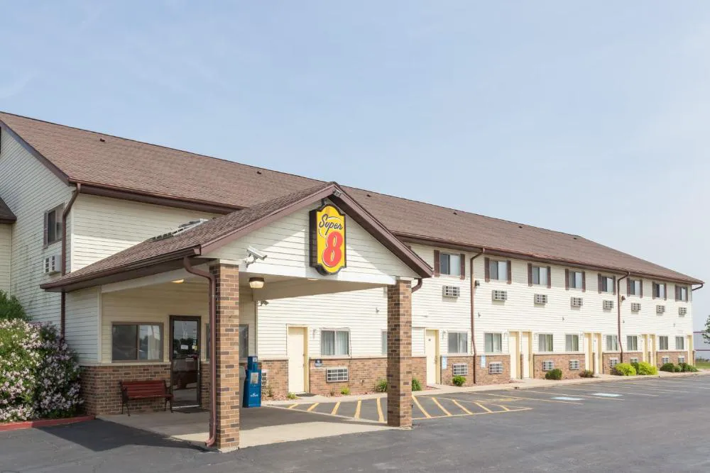 Super 8 by Wyndham Dixon hotel hero