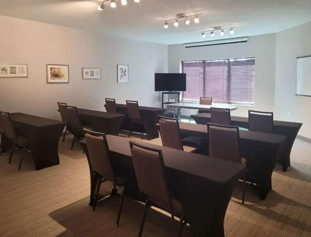 Country Inn & Suites by Radisson, Appleton Airport - Fox River Mall Area hotel detail image 4