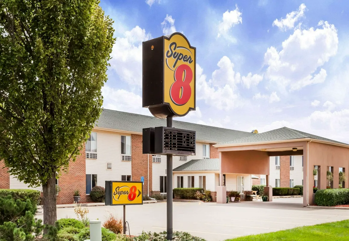 Super 8 by Wyndham Pekin/Peoria Area hotel hero