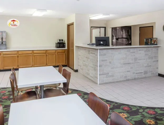 Super 8 by Wyndham Pekin/Peoria Area hotel detail image 1