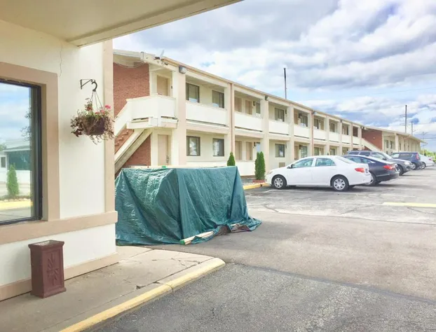 Red Carpet Inn Great Lakes hotel detail image 2