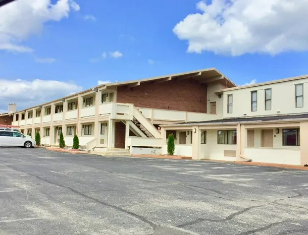 Red Carpet Inn Great Lakes hotel detail image 1