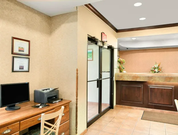 Super 8 by Wyndham Grayville hotel detail image 2