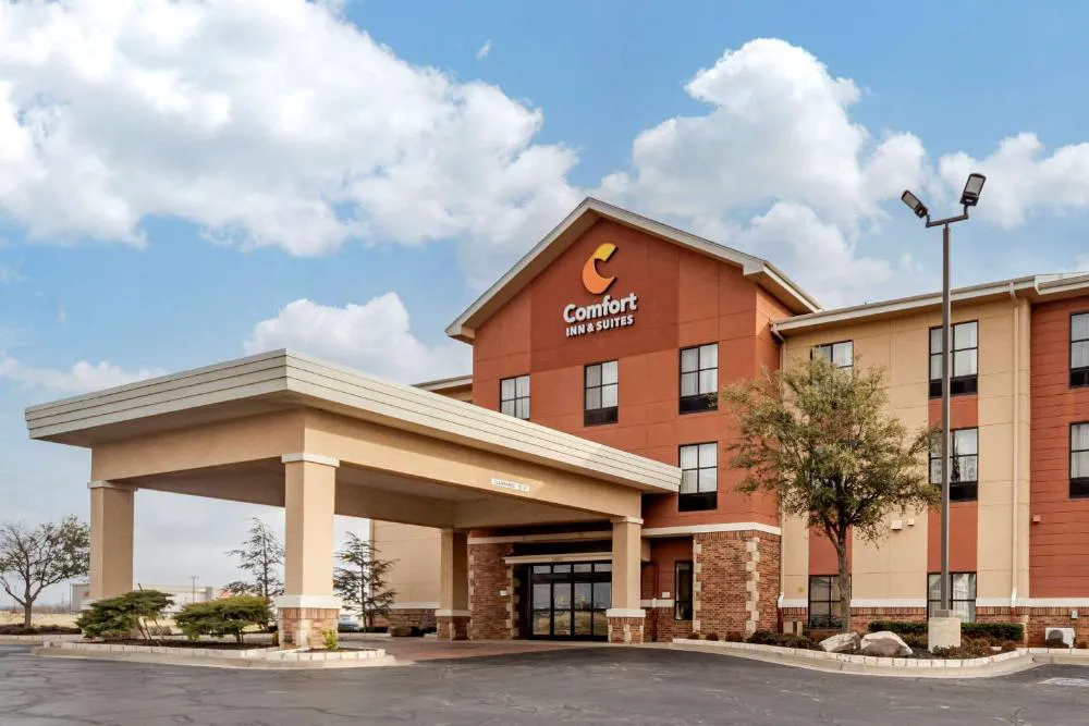 Comfort Inn & Suites Shawnee North near I-40 hotel hero