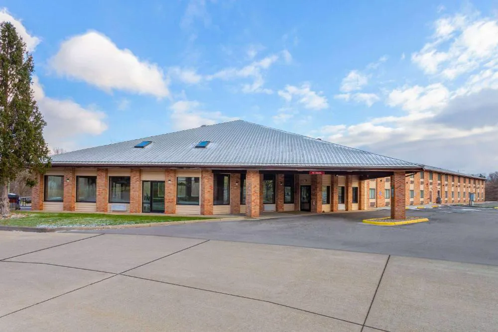 Days Inn by Wyndham Wooster hotel hero