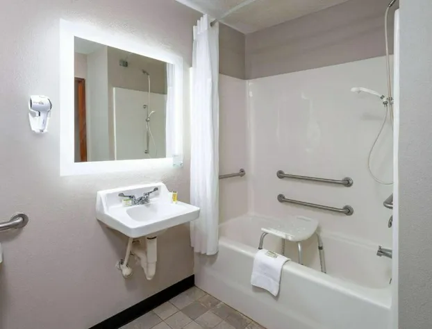 Days Inn by Wyndham Wooster hotel detail image 3