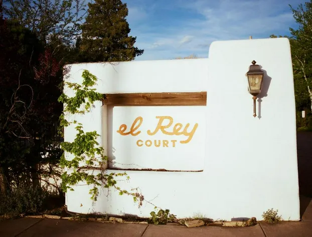 El Rey Court hotel detail image 1