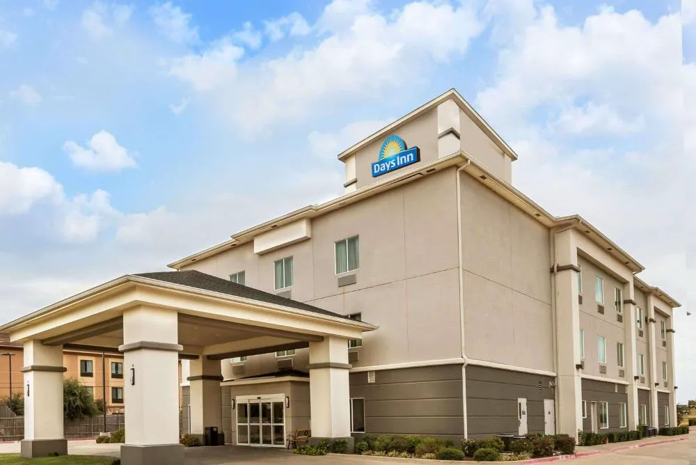 Days Inn & Suites by Wyndham Mineral Wells hotel hero