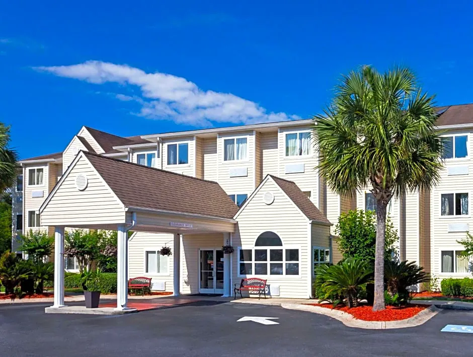 Microtel Inn & Suites By Wyndham Brunswick North hotel hero