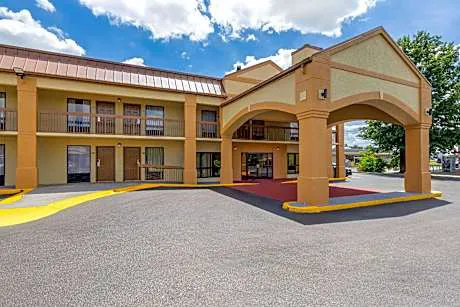 Days Inn by Wyndham Oak Grove/Ft. Campbell hotel detail image 1