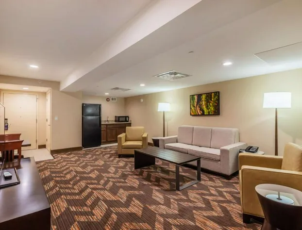 DoubleTree by Hilton Hotel Lawrence hotel detail image 2