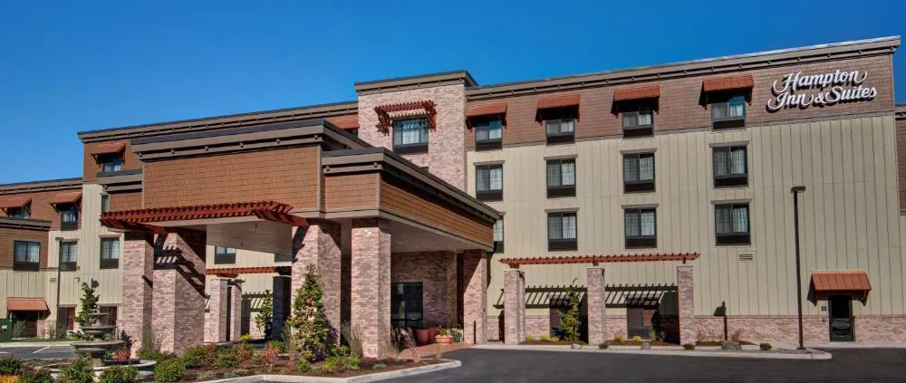 Hampton Inn and Suites Astoria hotel hero