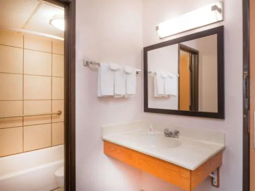 Days Inn by Wyndham Mason City hotel detail image 2