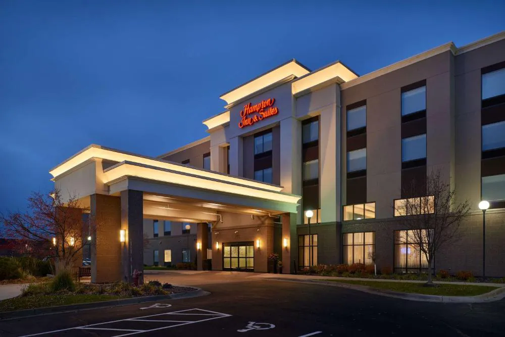 Hampton Inn & Suites Rogers hotel hero