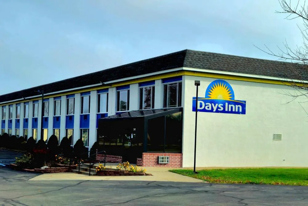 Days Inn by Wyndham Holland hotel hero