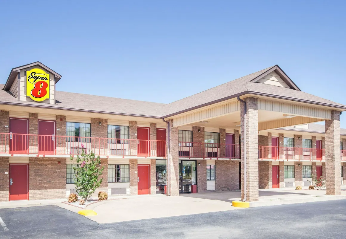 Super 8 by Wyndham Clinton hotel hero