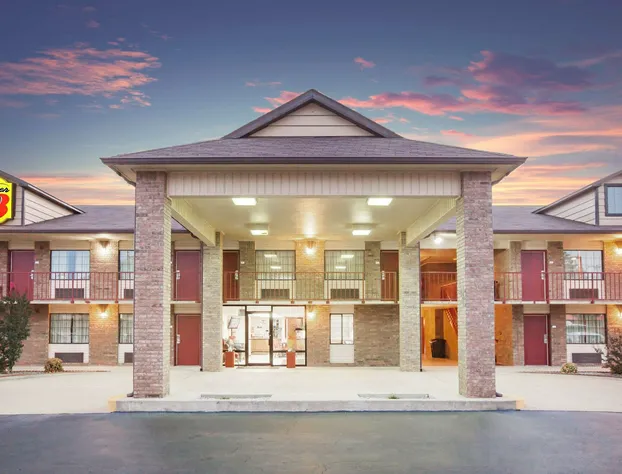 Super 8 by Wyndham Clinton hotel detail image 1