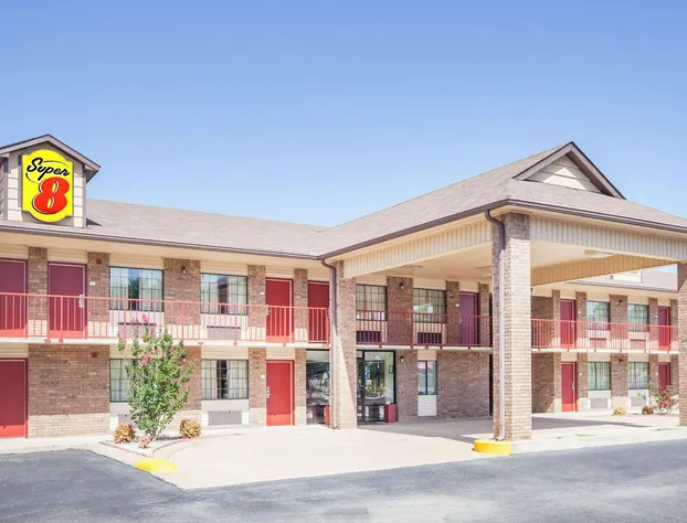 Super 8 by Wyndham Clinton hotel detail image 1