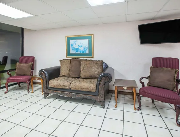 Super 8 by Wyndham Clinton hotel detail image 2