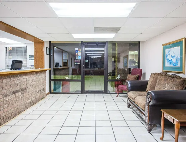 Super 8 by Wyndham Clinton hotel detail image 3