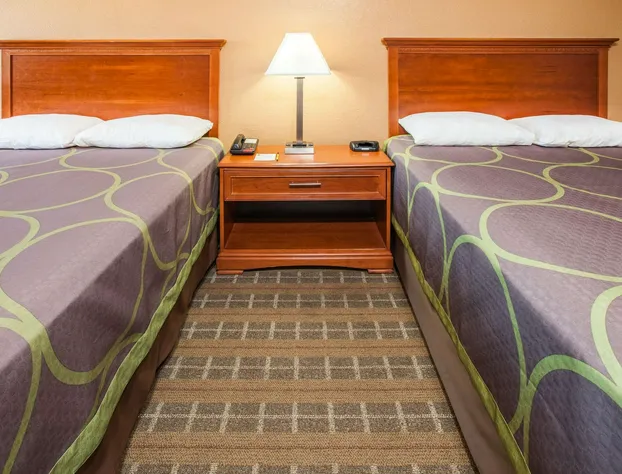 Super 8 by Wyndham Clinton hotel detail image 4