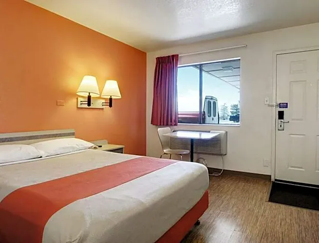 Super 8 By Wyndham Woods Cross/Salt LakeCity North hotel detail image 3