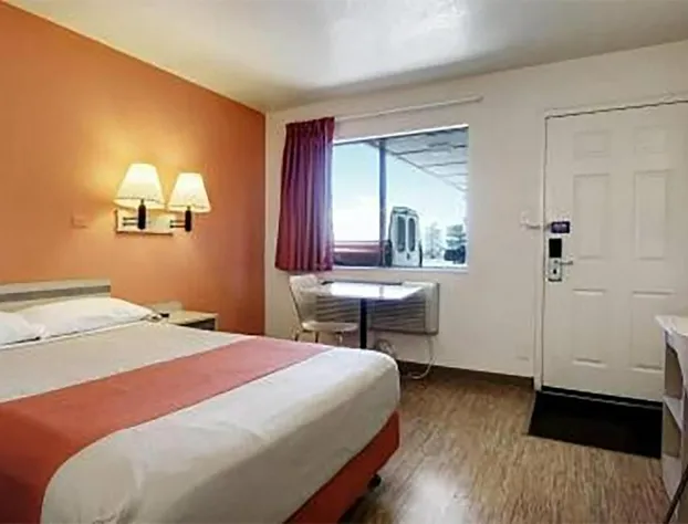 Super 8 by Wyndham Woods Cross/Salt Lake City North hotel detail image 1