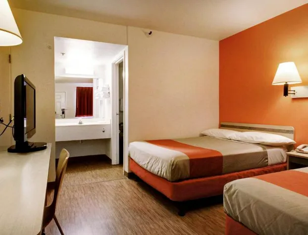 Super 8 by Wyndham Woods Cross/Salt Lake City North hotel detail image 2