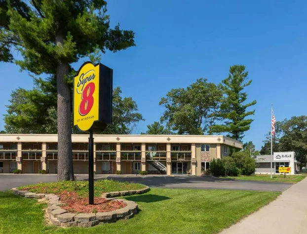 Super 8 by Wyndham Traverse City hotel detail image 1