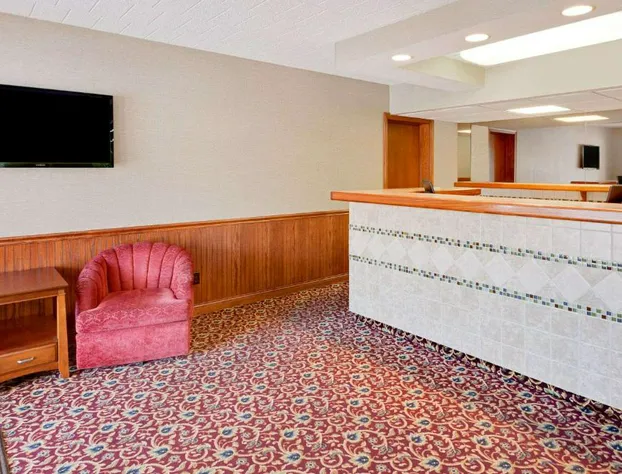 Super 8 by Wyndham Traverse City hotel detail image 4